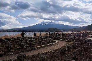 强力声援！贝林遭禁赛现身看台，球迷横幅：马德里主义与你同在